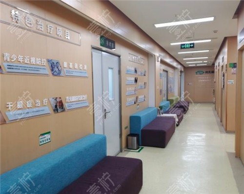 成都何氏眼科走廊环境 成都何氏眼科走廊环境