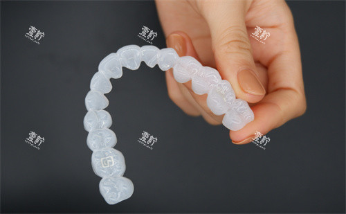白色保持器