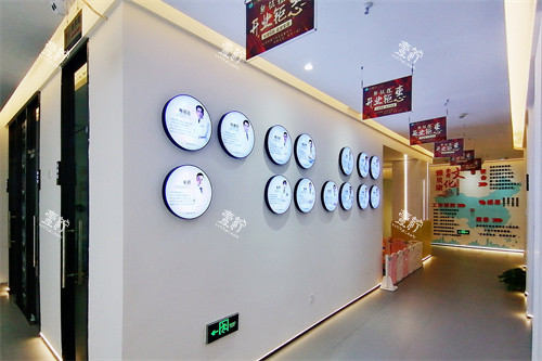 深圳雅贝康口腔横岗店走廊院长展示墙
