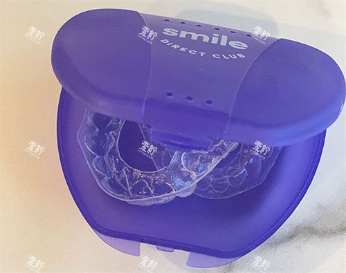 Smile Direct Club隐形矫正器和放置盒